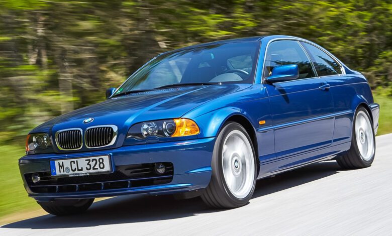 BMW bleue classique en mouvement.