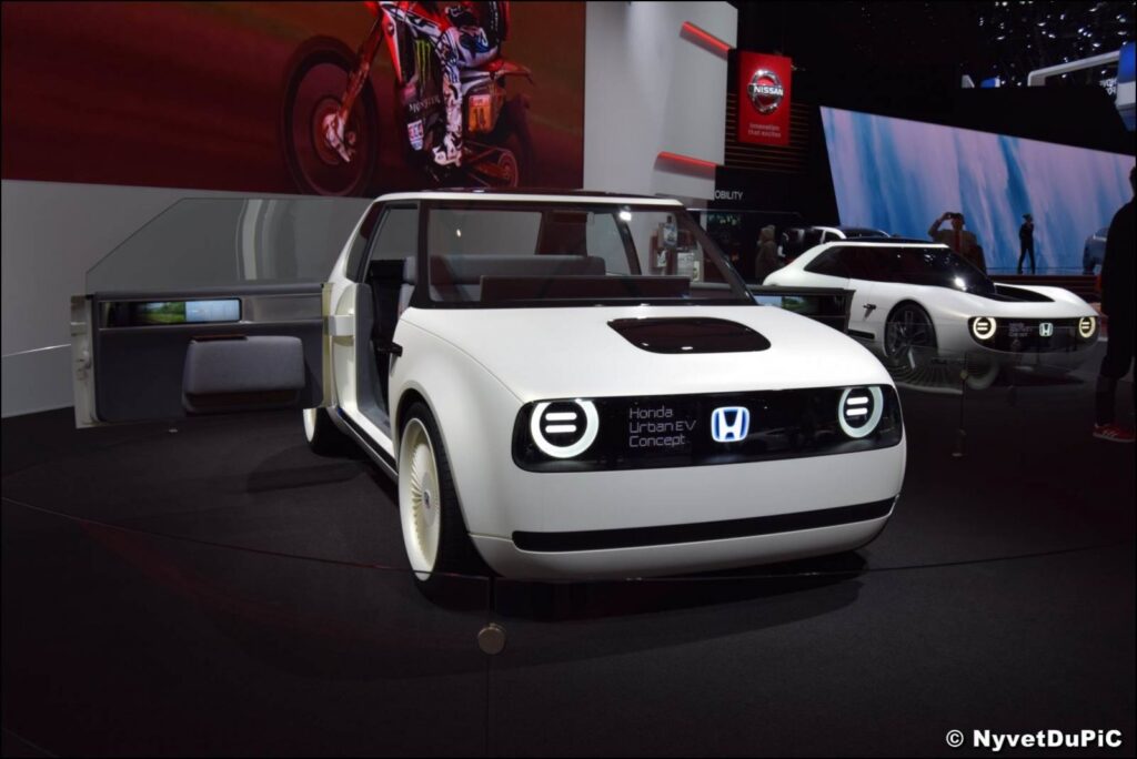 Honda Urban EV Concept exposé dans un salon automobile.
