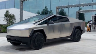 Tesla cybertruck Pick-up futuriste en exposition extérieure.