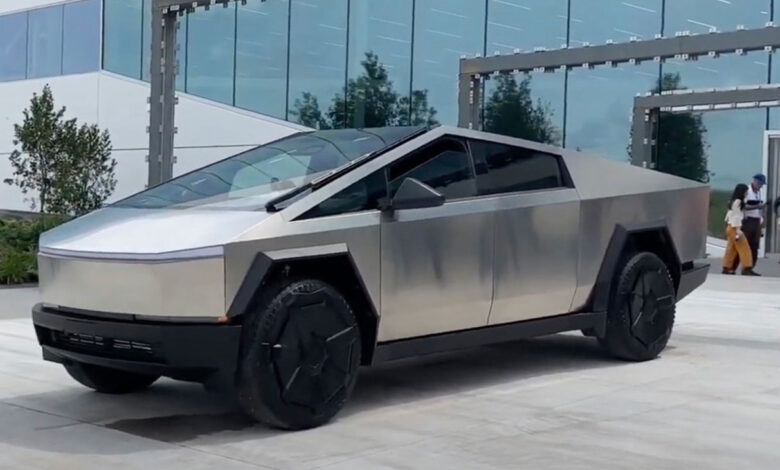 Tesla cybertruck Pick-up futuriste en exposition extérieure.